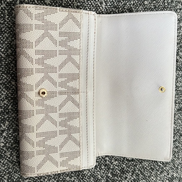 Michael Kors wallet - Picture 7 of 12